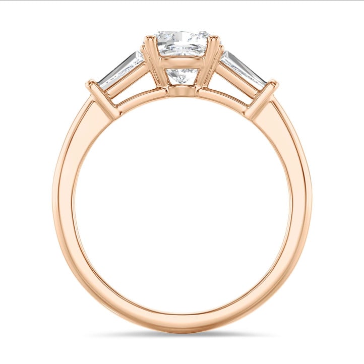 2.00 quilates anillo trilogía en oro rojo con un diamante cojín cultivado en laboratorio y baguettes cónicos cultivados en laboratorio