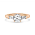 2.00 quilates anillo trilogía en oro rojo con un diamante cojín cultivado en laboratorio y baguettes cónicos cultivados en laboratorio