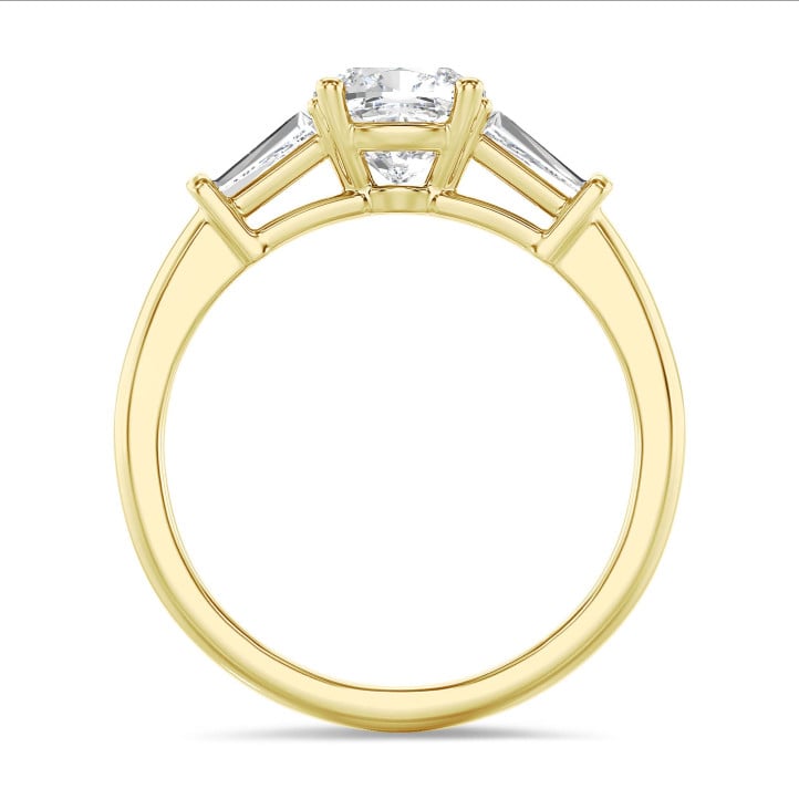 2.00 quilates anillo trilogía en oro amarillo con un diamante cojín cultivado en laboratorio y baguettes cónicos cultivados en laboratorio