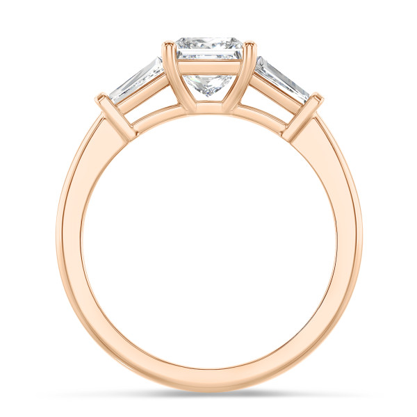 Search all PLP - 2.00 quilates anillo trilogía en oro rojo con un diamante princesa cultivado en laboratorio y baguettes cónicos cultivados en laboratorio
