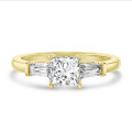 2.00 quilates anillo trilogía en oro amarillo con un diamante princesa cultivado en laboratorio y baguettes cónicos cultivados en laboratorio