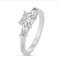 2.00 quilates anillo trilogía en platino con un diamante princesa cultivado en laboratorio y baguettes cónicos cultivados en laboratorio