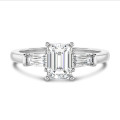 2.00 quilates anillo trilogía en oro blanco con un diamante talla esmeralda cultivado en laboratorio y baguettes cónicos cultivados en laboratorio