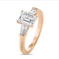 2.00 quilates anillo trilogía en oro rojo con un diamante talla esmeralda cultivado en laboratorio y baguettes cónicos cultivados en laboratorio
