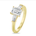 2.00 quilates anillo trilogía en oro amarillo con un diamante talla esmeralda cultivado en laboratorio y baguettes cónicos cultivados en laboratorio