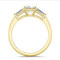 2.00 quilates anillo trilogía en oro amarillo con un diamante talla esmeralda cultivado en laboratorio y baguettes cónicos cultivados en laboratorio
