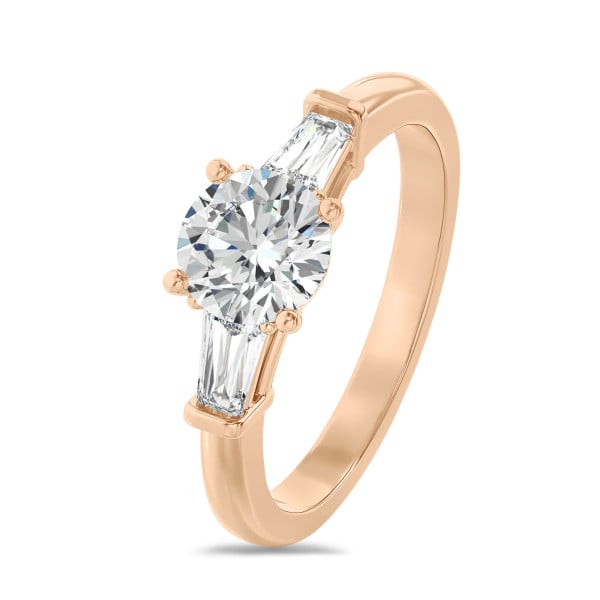Anillos de compromiso - 2.00 quilates anillo trilogía en oro rojo con un diamante redondo cultivado en laboratorio y baguettes cónicos cultivados en laboratorio