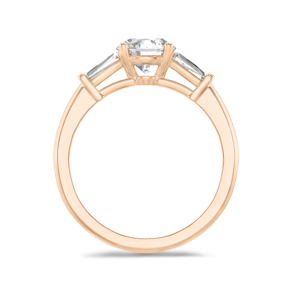 Anillos de compromiso - 2.00 quilates anillo trilogía en oro rojo con un diamante redondo cultivado en laboratorio y baguettes cónicos cultivados en laboratorio