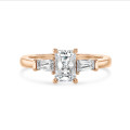 2.00 quilates anillo trilogía en oro rojo con un diamante de talla radiante cultivado en laboratorio y baguettes cónicos cultivados en laboratorio