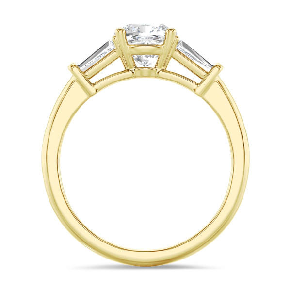 Anillos - 3.00 quilates anillo trilogía en oro amarillo con un diamante cojín cultivado en laboratorio y baguettes cónicos cultivados en laboratorio