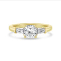 3.00 quilates anillo trilogía en oro amarillo con un diamante cojín cultivado en laboratorio y baguettes cónicos cultivados en laboratorio