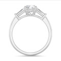 3.00 quilates anillo trilogía en platino con un diamante cojín cultivado en laboratorio y baguettes cónicos cultivados en laboratorio