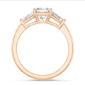 3.00 quilates anillo trilogía en oro rojo con un diamante princesa cultivado en laboratorio y baguettes cónicos cultivados en laboratorio