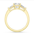 3.00 quilates anillo trilogía en oro amarillo con un diamante princesa cultivado en laboratorio y baguettes cónicos cultivados en laboratorio