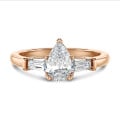3.00 quilates anillo trilogía en oro rojo con diamante pera cultivado en laboratorio y baguettes cónicos cultivados en laboratorio