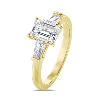 3.00 quilates anillo trilogía en oro amarillo con un diamante talla esmeralda cultivado en laboratorio y baguettes cónicos cultivados en laboratorio