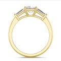 3.00 quilates anillo trilogía en oro amarillo con un diamante talla esmeralda cultivado en laboratorio y baguettes cónicos cultivados en laboratorio