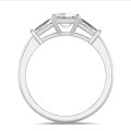 3.00 quilates anillo trilogía en platino con un diamante talla esmeralda cultivado en laboratorio y baguettes cónicos cultivados en laboratorio