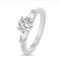 3.00 quilates anillo trilogía en oro blanco con un diamante redondo cultivado en laboratorio y baguettes cónicos cultivados en laboratorio