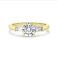 3.00 quilates anillo trilogía en oro amarillo con un diamante redondo cultivado en laboratorio y baguettes cónicos cultivados en laboratorio