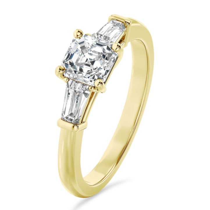 3.00 quilates anillo trilogía en oro amarillo con un diamante de corte asscher cultivado en laboratorio y baguettes cónicos cultivados en laboratorio