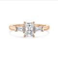 3.00 quilates anillo trilogía en oro rojo con un diamante de talla radiante cultivado en laboratorio y baguettes cónicos cultivados en laboratorio