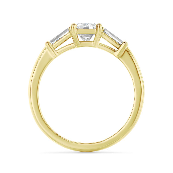 Anillos - 3.00 quilates anillo trilogía en oro amarillo con un diamante de talla radiante cultivado en laboratorio y baguettes cónicos cultivados en laboratorio