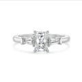 3.00 quilates anillo trilogía en platino con un diamante de talla radiante cultivado en laboratorio y baguettes cónicos cultivados en laboratorio