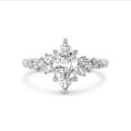 1.50 quilates anillo solitario en racimo en oro blanco con un diamante talla marquesa