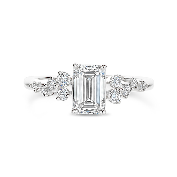 Anillo solitario tipo cluster 1.20 ct en oro blanco con diamante corte esmeralda