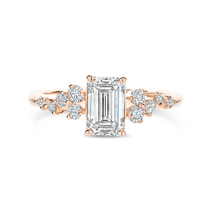 Anillo solitario tipo cluster 1.20 ct en oro rojo con diamante corte esmeralda