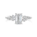 Anillo solitario tipo cluster 1.50 ct en oro blanco con diamante corte esmeralda