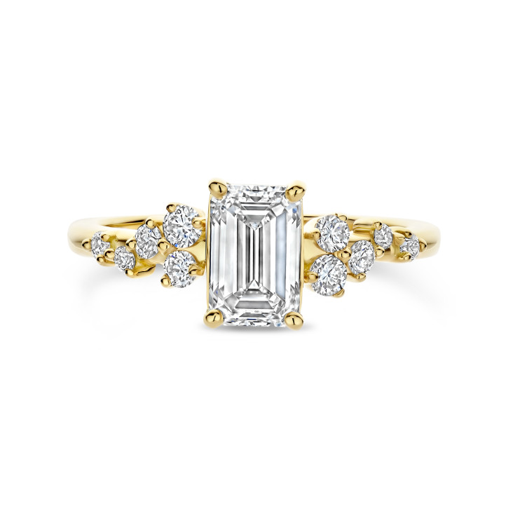 Anillo solitario tipo cluster 1.50 ct en oro amarillo con diamante corte esmeralda