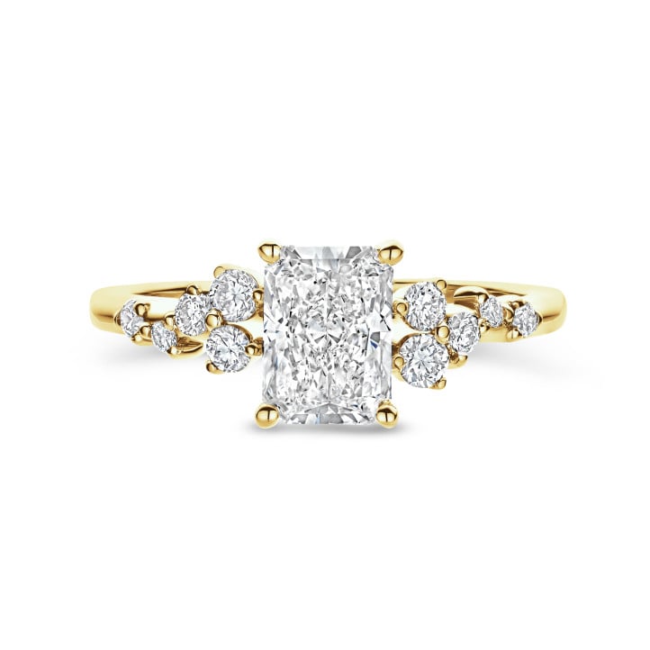 Anillo solitario tipo cluster 1.00 ct en oro amarillo con diamante corte radiante
