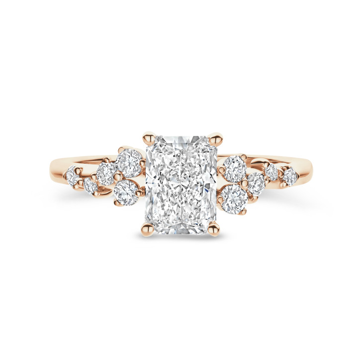Anillo solitario tipo cluster 1.00 ct en oro rojo con diamante corte radiante