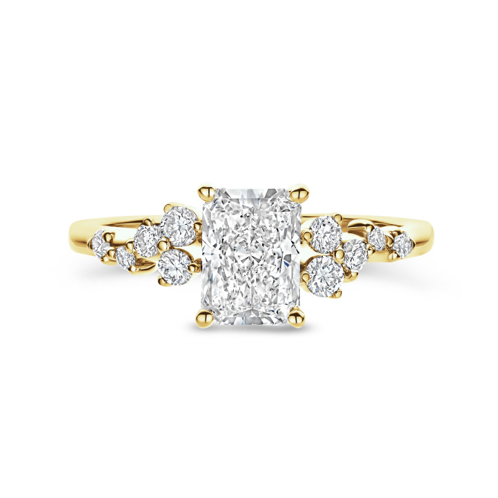 Anillo solitario tipo cluster 1.20 ct en oro amarillo con diamante corte radiante