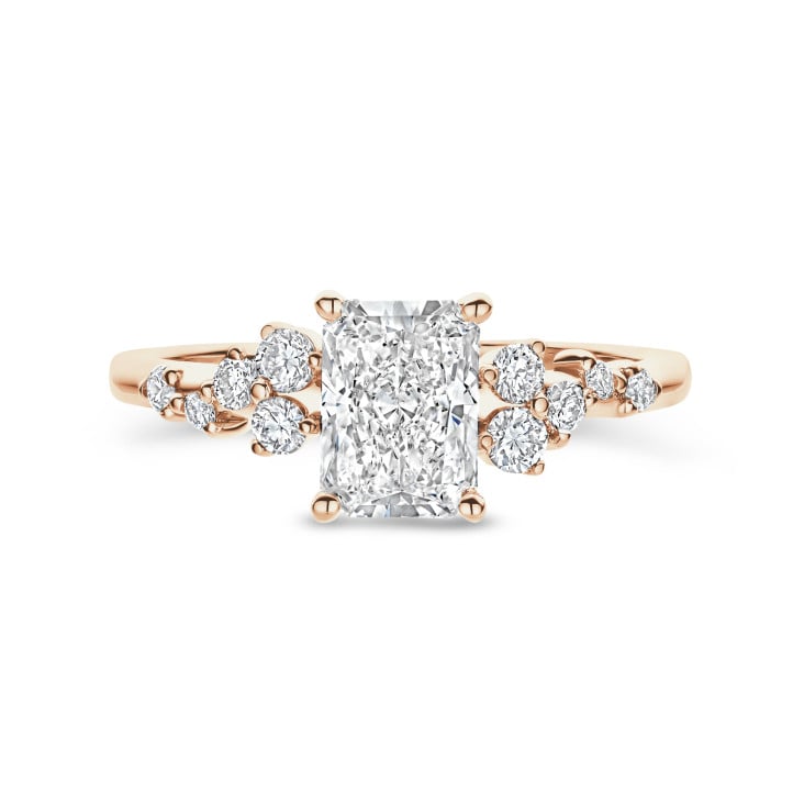 Anillo solitario tipo cluster 2.00 ct en oro rojo con diamante corte radiante