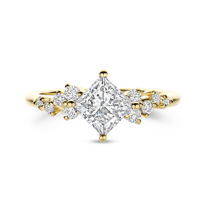 Anillo solitario tipo cluster 1.00 ct en oro amarillo con diamante corte princesa