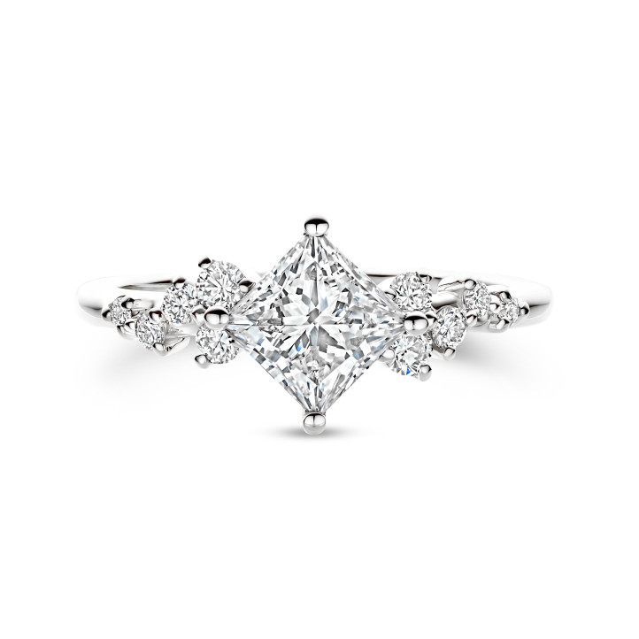Anillo solitario tipo cluster 1.20 ct en oro blanco con diamante corte princesa