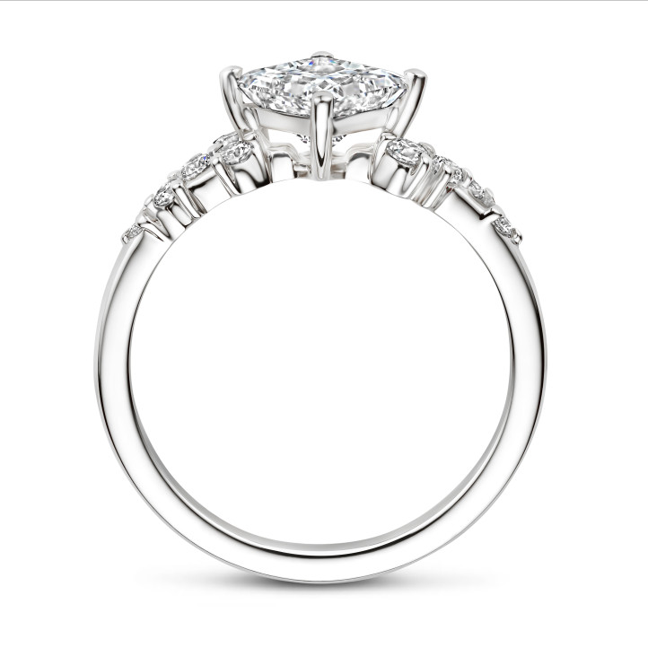 Anillo solitario tipo cluster 1.50 ct en oro blanco con diamante corte princesa