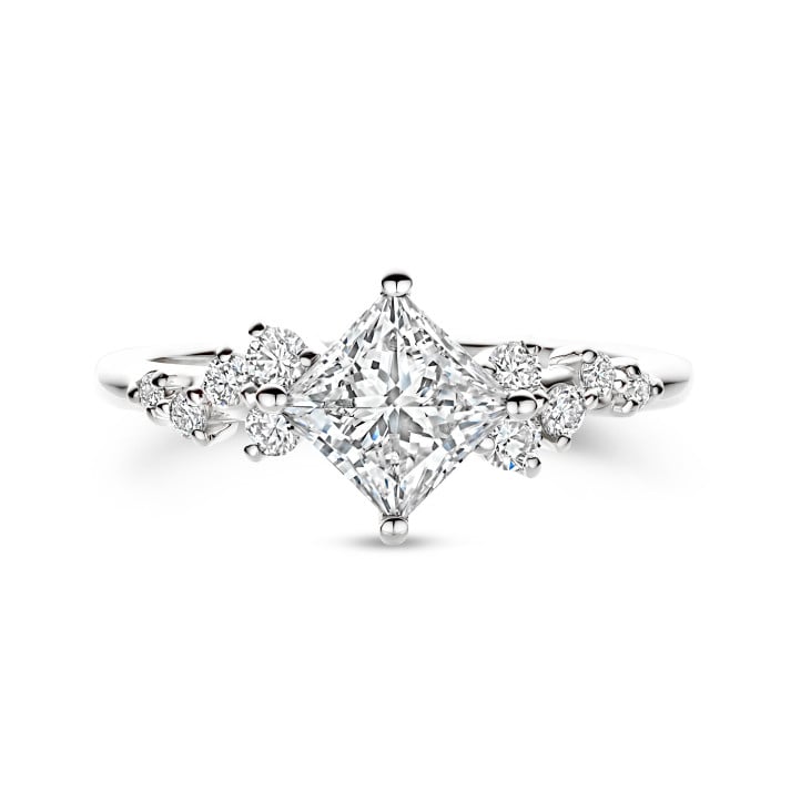 Anillo solitario tipo cluster 1.50 ct en oro blanco con diamante corte princesa