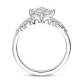 Anillo solitario tipo cluster 1.50 ct en oro blanco con diamante corte princesa