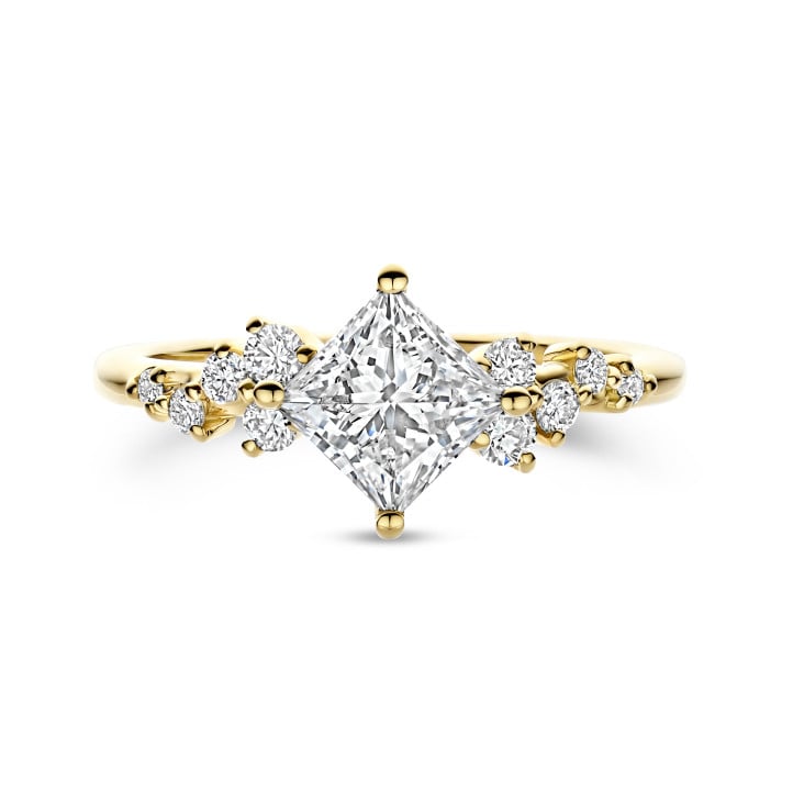 Anillo solitario tipo cluster 1.50 ct en oro amarillo con diamante corte princesa