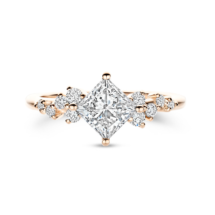 Anillo solitario tipo cluster 1.50 ct en oro rojo con diamante corte princesa