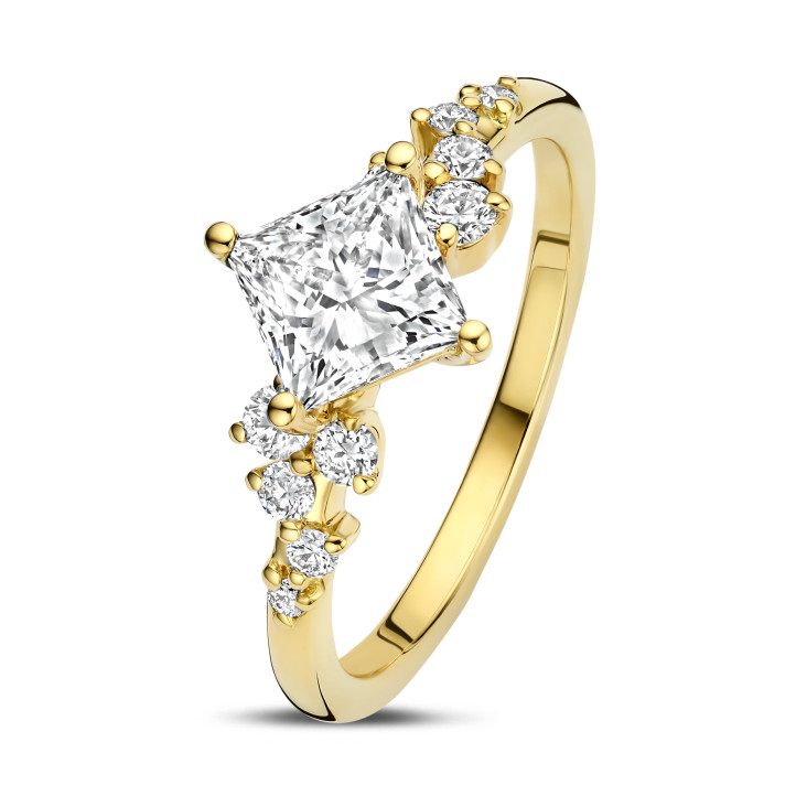 Anillo solitario tipo cluster 2.00 ct en oro amarillo con diamante corte princesa