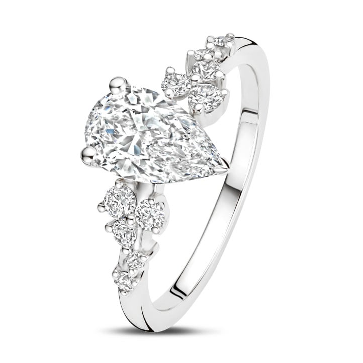 Anillo solitario tipo cluster 1.20 ct en oro blanco con diamante corte pera