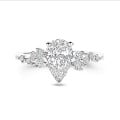 Anillo solitario tipo cluster 1.20 ct en oro blanco con diamante corte pera