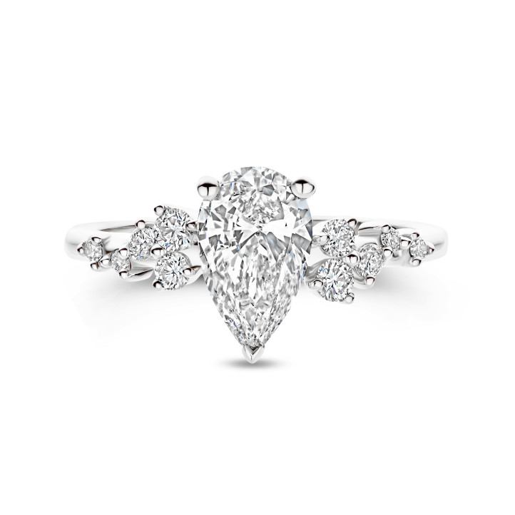 Anillo solitario tipo cluster 1.20 ct en oro blanco con diamante corte pera