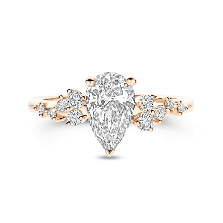 Anillo solitario tipo cluster 1.20 ct en oro rojo con diamante corte pera