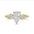 Anillo solitario tipo cluster 2.00 ct en oro amarillo con diamante corte pera